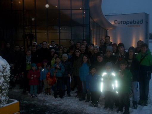 Gruppenbild vor dem Europabad in Karlsruhe