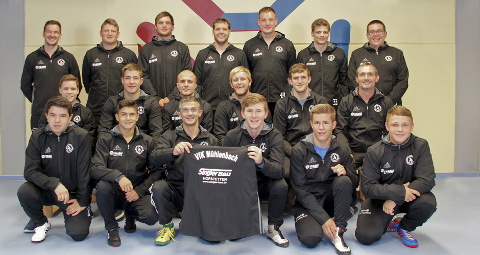 Die Aktivenmannschaft des VfK Mühlenbach in neuem Präsentationsanzug