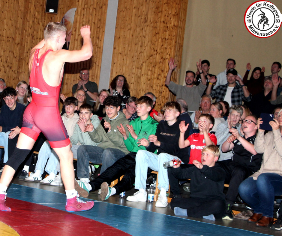 20251110 Max Allgaier lässt sich feiern